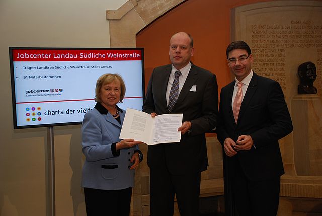 Übergabe der Charta der Vielfalt Übergabe der Charta der Vielfalt