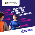 Arbeitgeberin reicht Angestellter lächelnd die Hand. Slogan Schneller einstellen. Mit dem Job-Turbo.