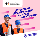 Mann und Frau im Kontext einer Zusammenarbeit mit Bauarbeiterhelmen. Logo des Jobcenters Landeshauptstadt Magdeburg und Slogan Schneller Arbeit finden. Mit dem Job-Turbo