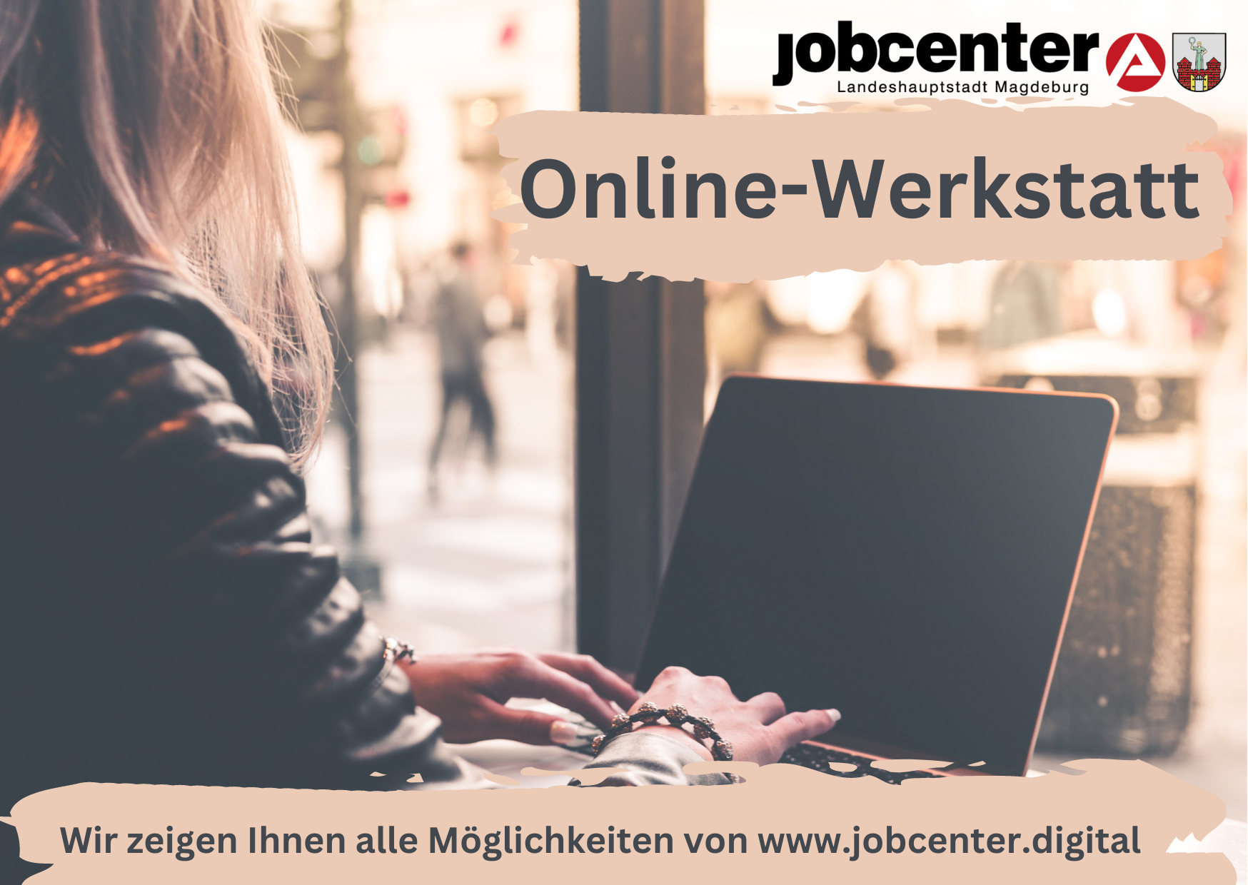 Frau sitzt vor einem Laptop. Beschriftung jobcenter Landeshauptstadt Magdeburg, Online-Werkstatt. Wir zeigen Ihnen alle Möglichkeiten von www.jobcenter.digital