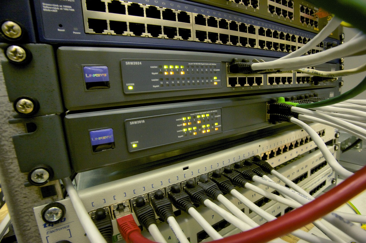 Bild zeigt Komponenten eines Computernetzwerks. Bild zeigt Komponenten eines Computernetzwerks.